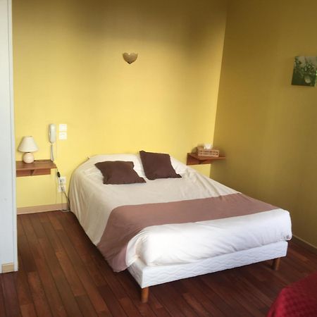 Au Pere Tranquille Hotel Tinchebray-Bocage ภายนอก รูปภาพ