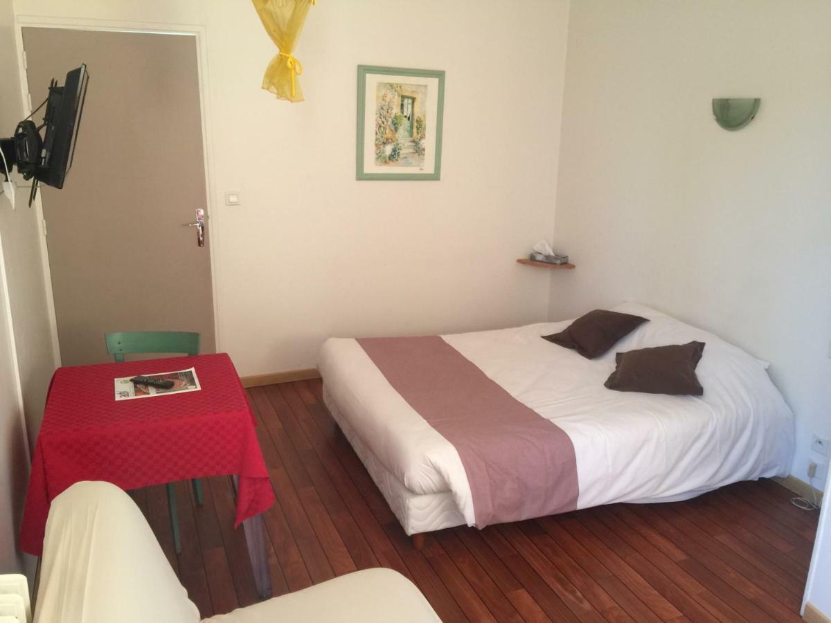Au Pere Tranquille Hotel Tinchebray-Bocage ภายนอก รูปภาพ